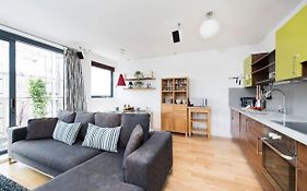 Modern 2 Bed Apartment W Balcony In London